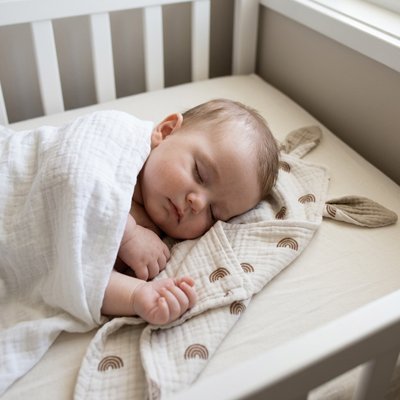 Bebe couché sur le doudou