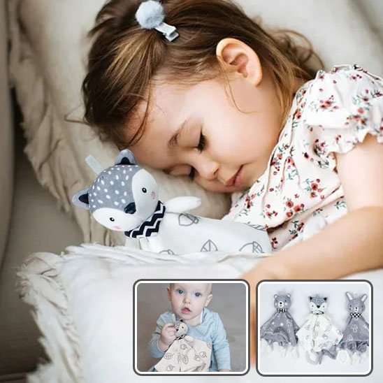 Bebe dort avec son doudou sur le canape
