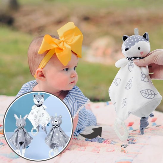 Bebe fixe du regard son doudou surpris