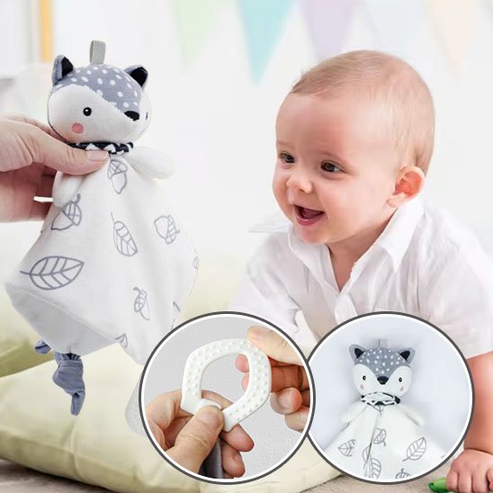 Bebe fixe du regard son doudou