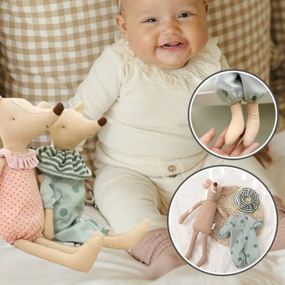 Bebe proche de ses doudous