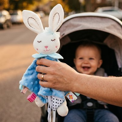 Maman présente lapin doudou a bébé