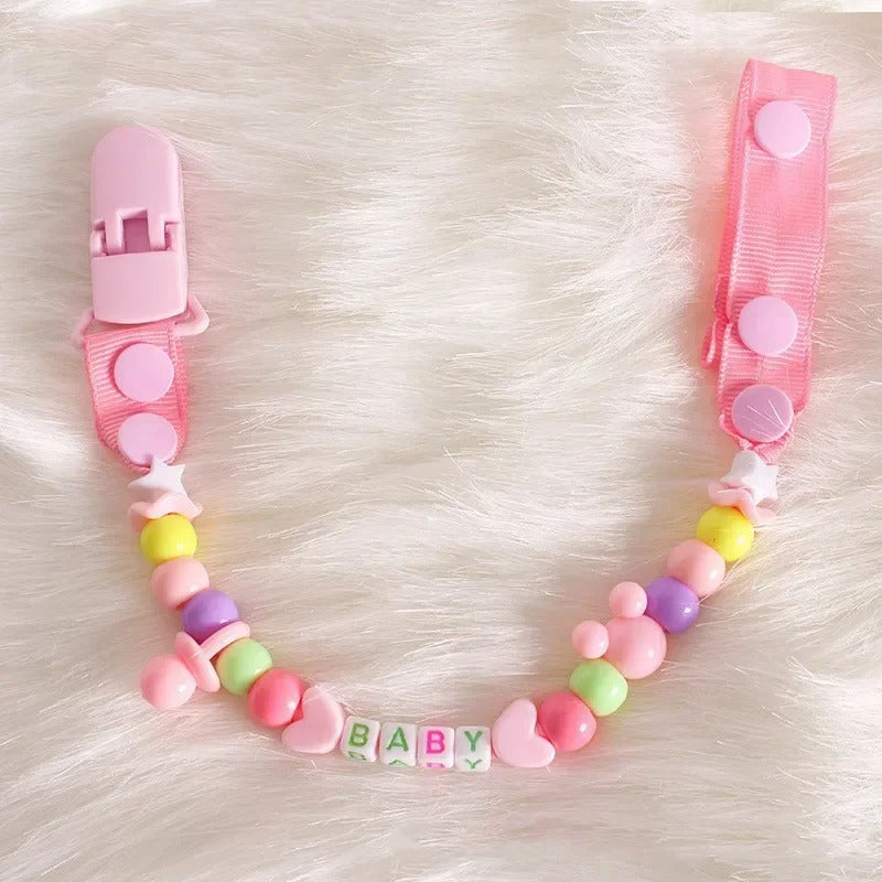 Attache tetine rose avec des perles