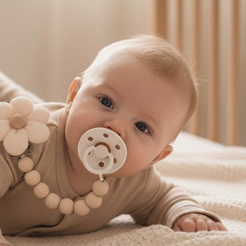 Attache tetine securisee et glamour bebe avec sa tetine en bouche