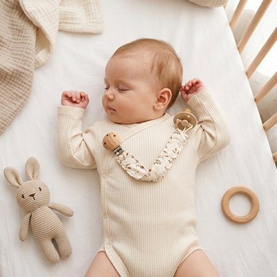 Attache tetine securisee et pratique bebe dort dans son berceau