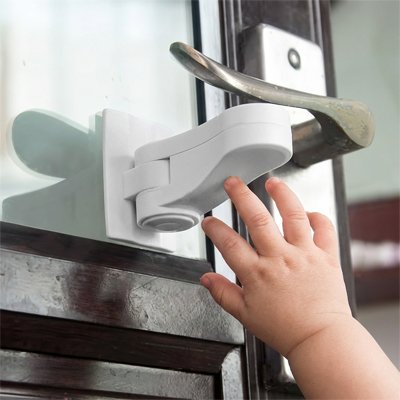 Bloque porte bebe secudoor bebe essaye d'ouvrir la porte