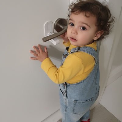Bloque porte bebe securisans bebe touche la porte