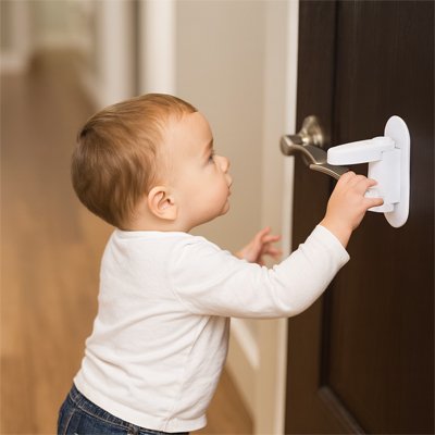 Bloque porte pour bebe securikid bebe veut ouvrir la porte