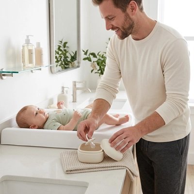 Boite a tetine Conservation Saine papa donne la tetine a son bebe