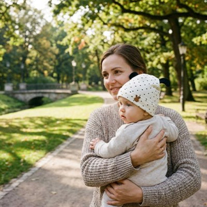 Bonnet bebe doux et chaud maman et bebe au parc