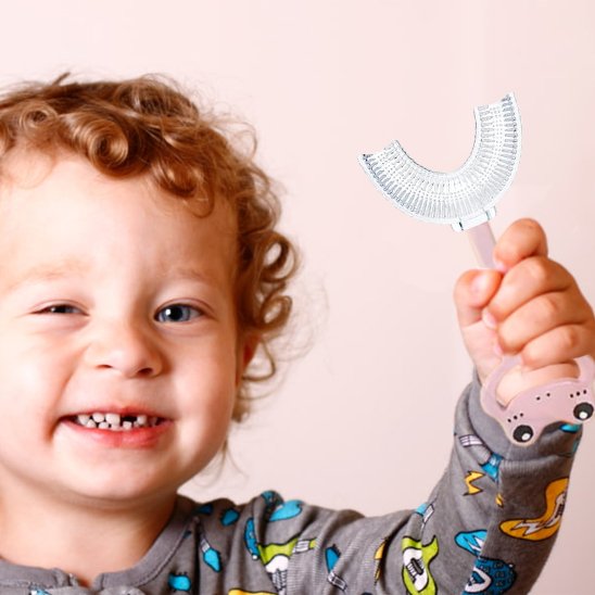 Brosse a dent bebe premieres dents bebe tient sa brosse