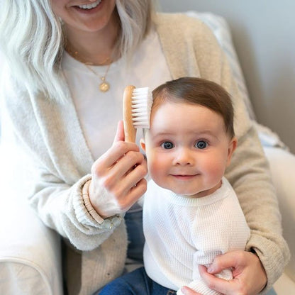Brosse cheveux pour bebe bois naturel maman brosse les cheveux de bebe