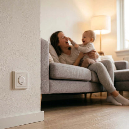 Cache prise sans percage maman joue avec bebe