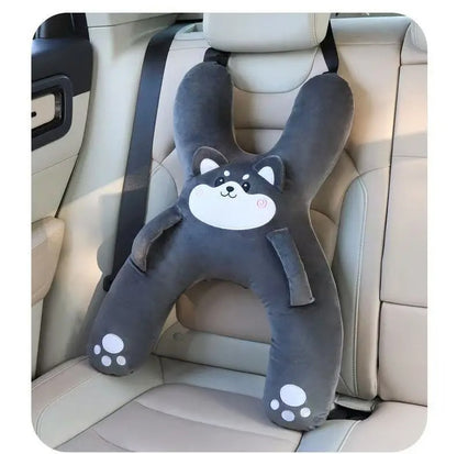 Cale tete bebe bleu avec visage dans la voiture