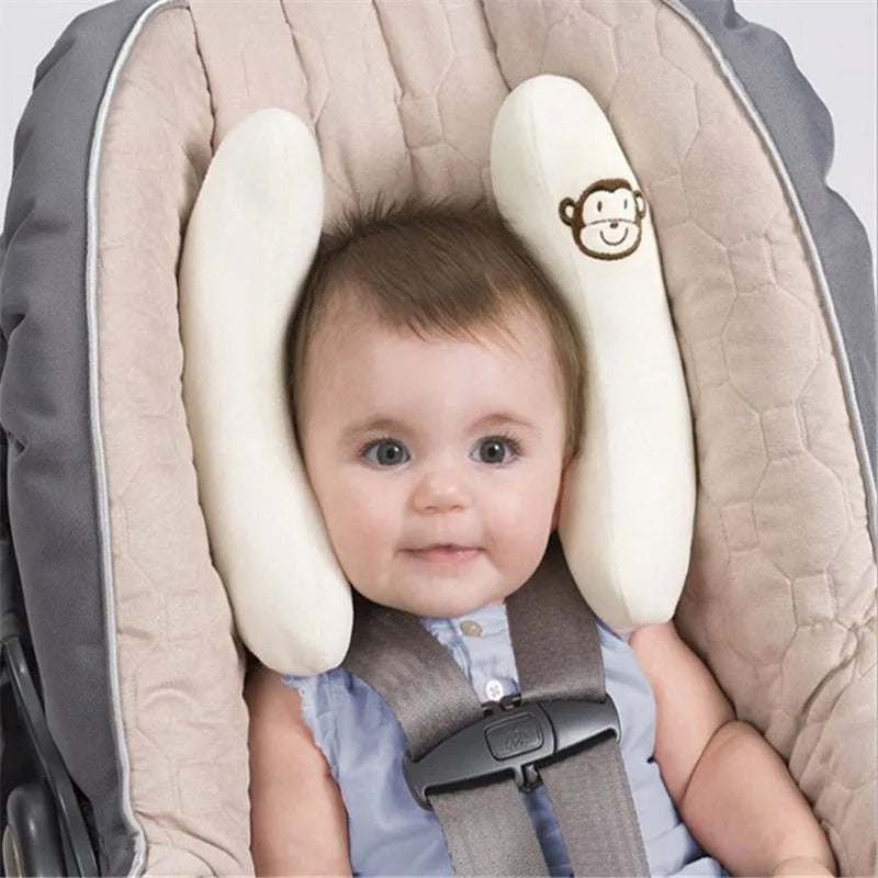 Cale tete bebe forme papillon sur le cou de bebe dans son siege auto