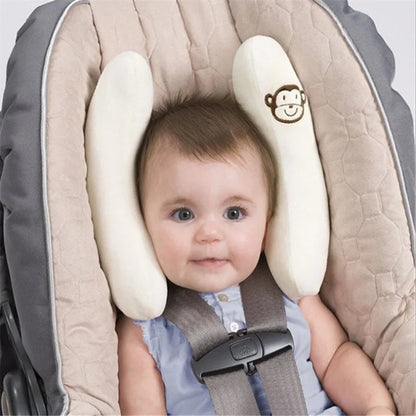 Cale tete bebe forme papillon sur le cou de bebe dans son siege auto