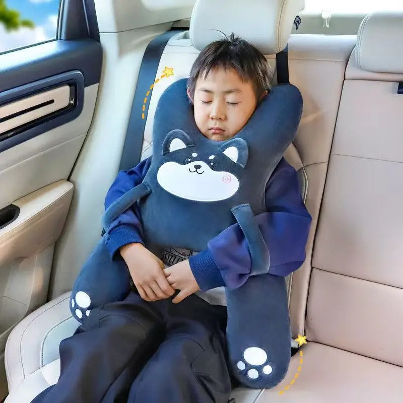 Cale tete bebe garcon dort en voiture