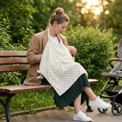 Cape d allaitement discrete maman allaite bebe sur un banc au parc