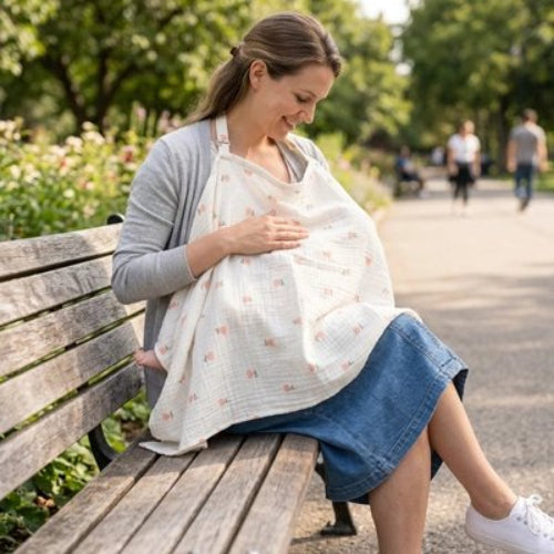 Cape d allaitement discrete maman est assise sur un banc public