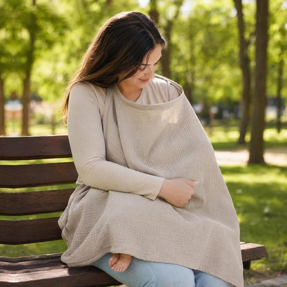 Cape d'allaitement coton doux maman nourrit son bébé sur un banc