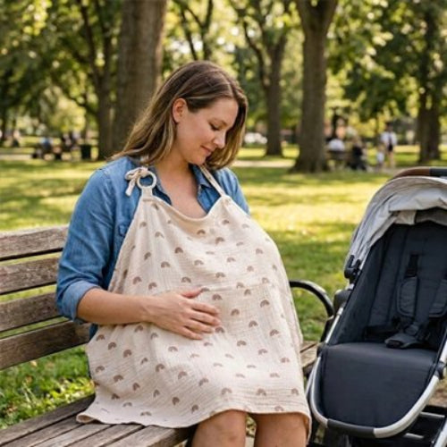 Cape d'allaitement elegance discrtete maman assise sur un banc