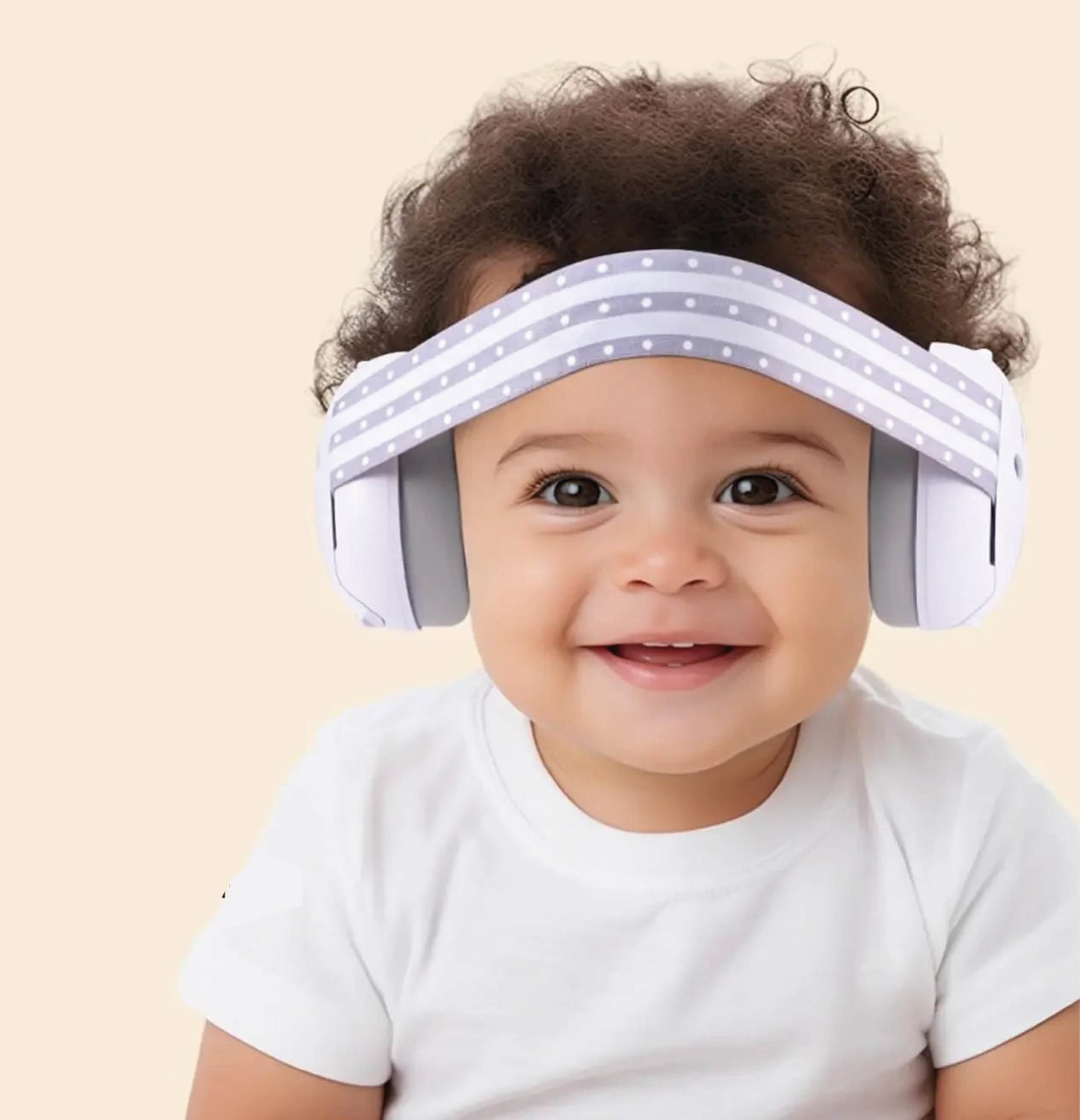 Casque anti bruit bebe blanc bebe qui sourit