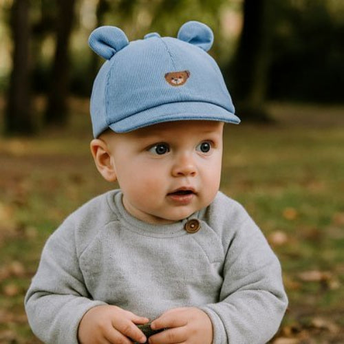 Casquette bebe Anti - UV Confort bebe dans le jardin