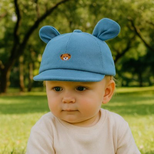 Casquette bebe Anti UV Confort bebe sur la pelouse