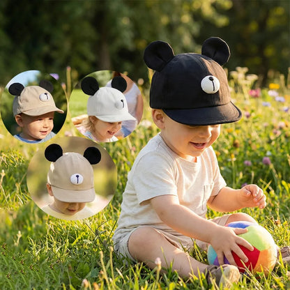 Casquette bebe douceur et confort bebe assis et joue avec son ballon