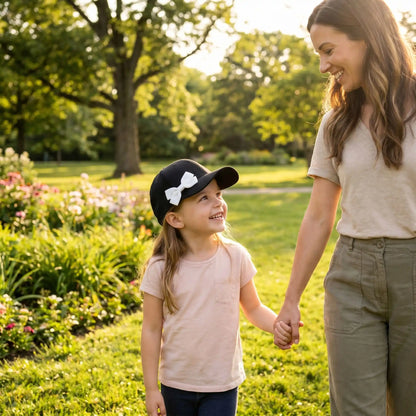 Casquette bebe noeud coeur mere et fille se baladent
