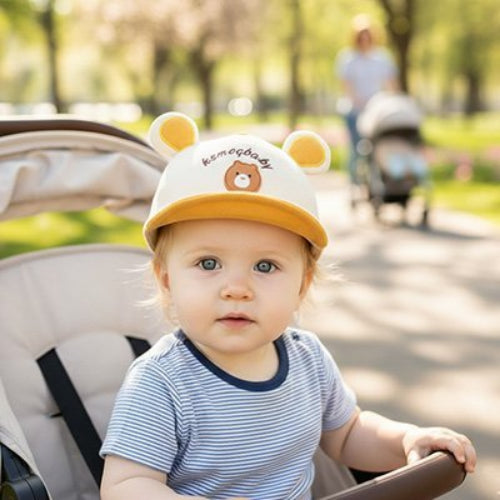 Casquette bebe protection ajustable bebe est dans sa poussette