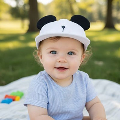 Casquette bebe Protection Confort bebe est dans le jardin