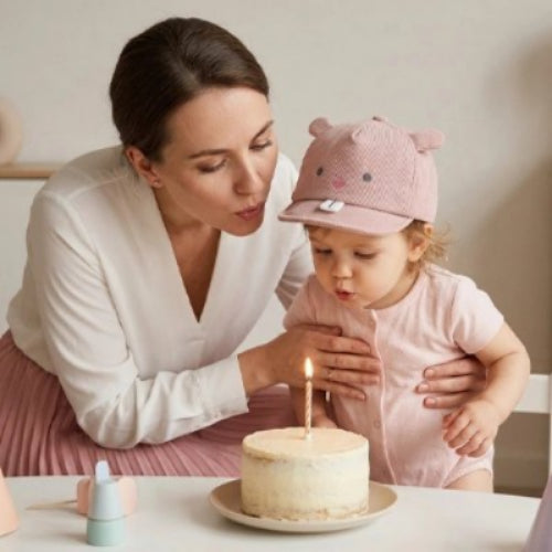 Casquette bebe respirante et confortable bebe souffle sur la bougie