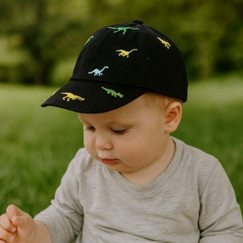 Casquette bebe sunprotect bebe assis sur la pelouse