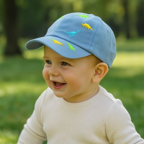 Casquette bebe sunprotect bebe sourit dans le jardin