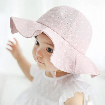 Chapeau bebe fleuri large bord bebe est content