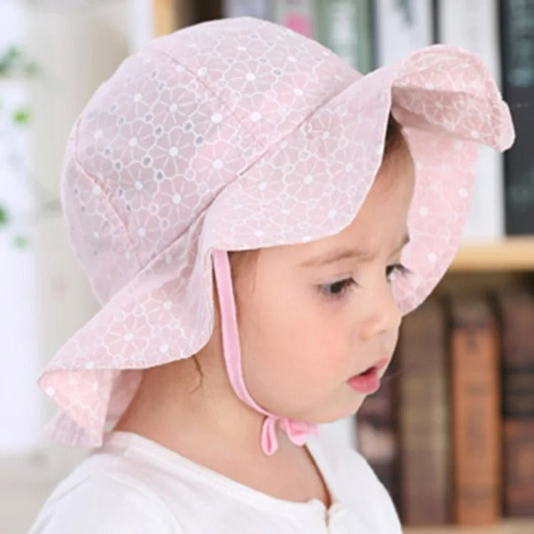 Chapeau bebe fleuri large bord bebe pensive