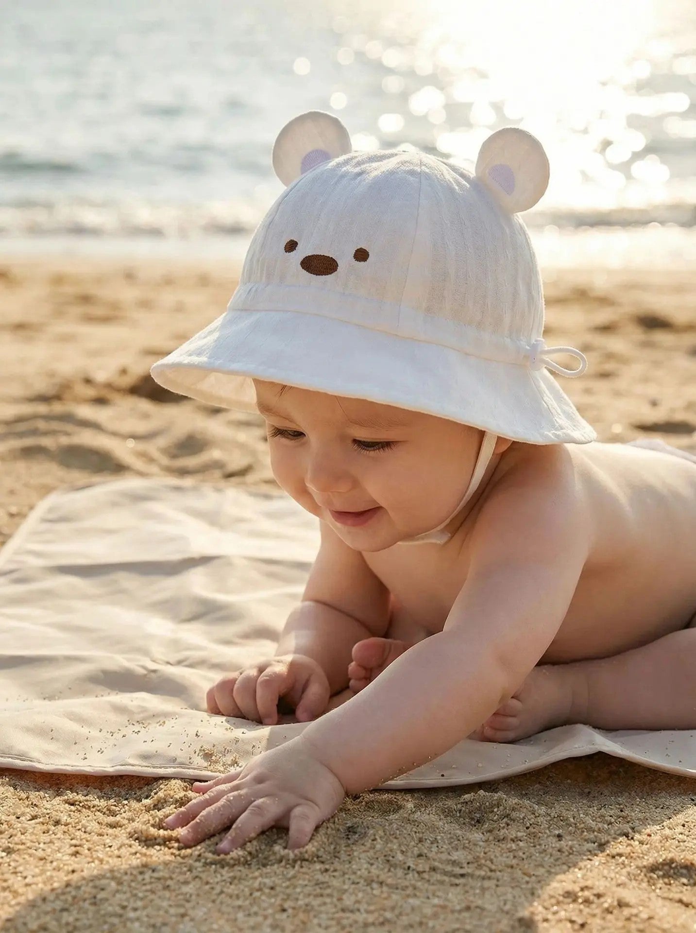Chapeau bebe protecteur trois saisons bebe joua avec du sable