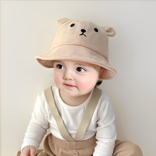 Chapeau bebe Protection anti UV bebe est assis