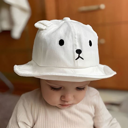Chapeau bebe Protection anti UV bebe porte son chapeau
