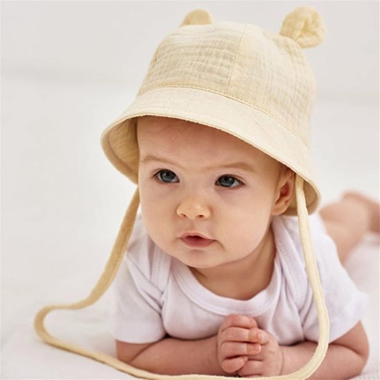 Chapeau bebe Protection UV Confort bebe avec un regard intense