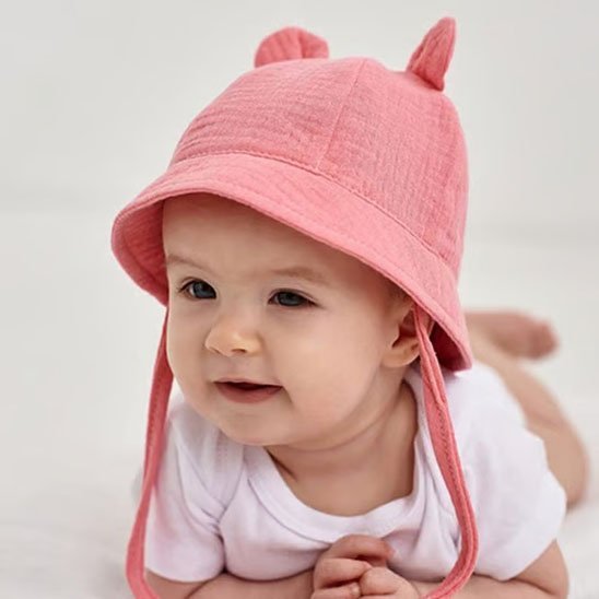 Chapeau bebe Protection UV Confort bebe est curieux