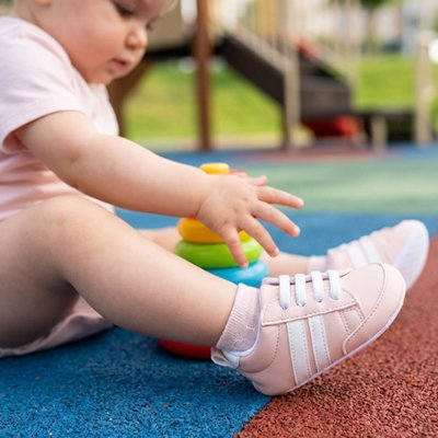 Chaussure bebe dans une aire de jeu