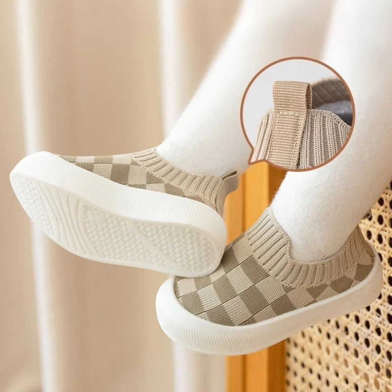 Chaussure bebe premiers pas antiderapant gros plan
