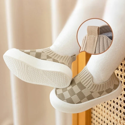 Chaussure bebe premiers pas antiderapant gros plan