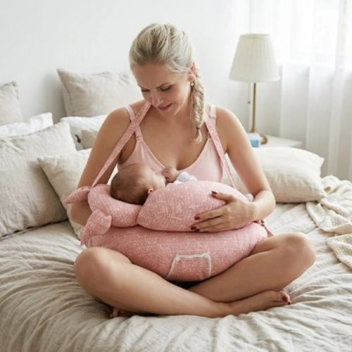Coussin allaitement douceur appreciee maman est sur le lit