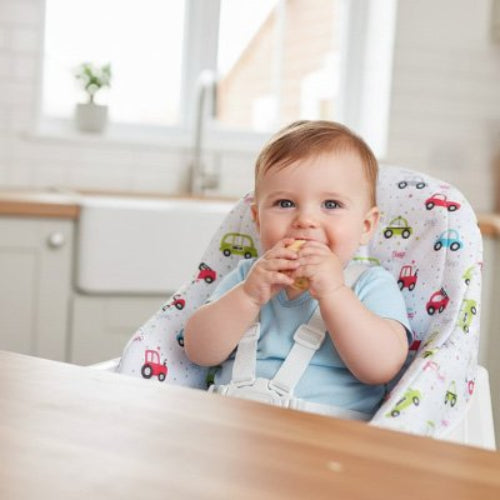 Coussin chaise haute confort lavable bebe est assis confortablement