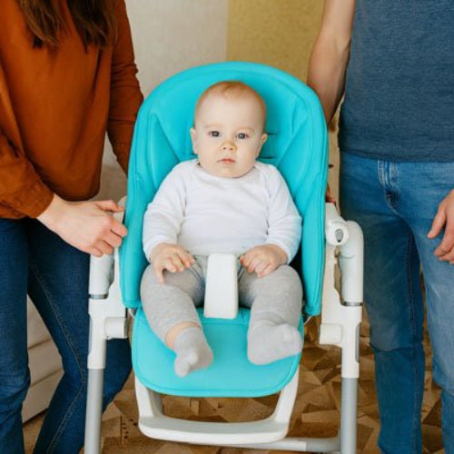Coussin chaise haute confort securise bebe est avec ses parents