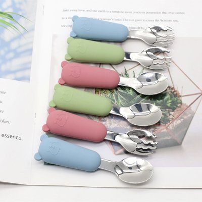 Couvert bébé​ ergonomique disponibles en plusieurs couleurs