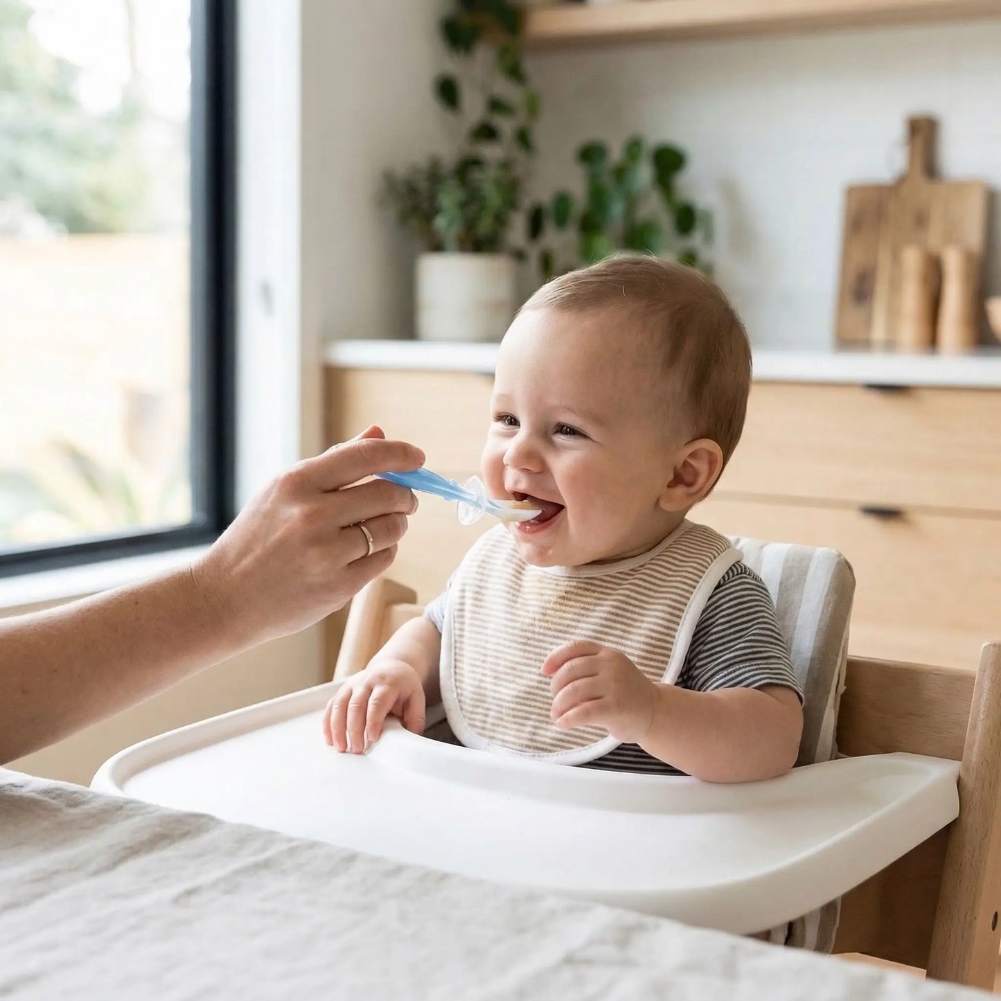 Cuillere bebe en silicone maman nourrit bebe
